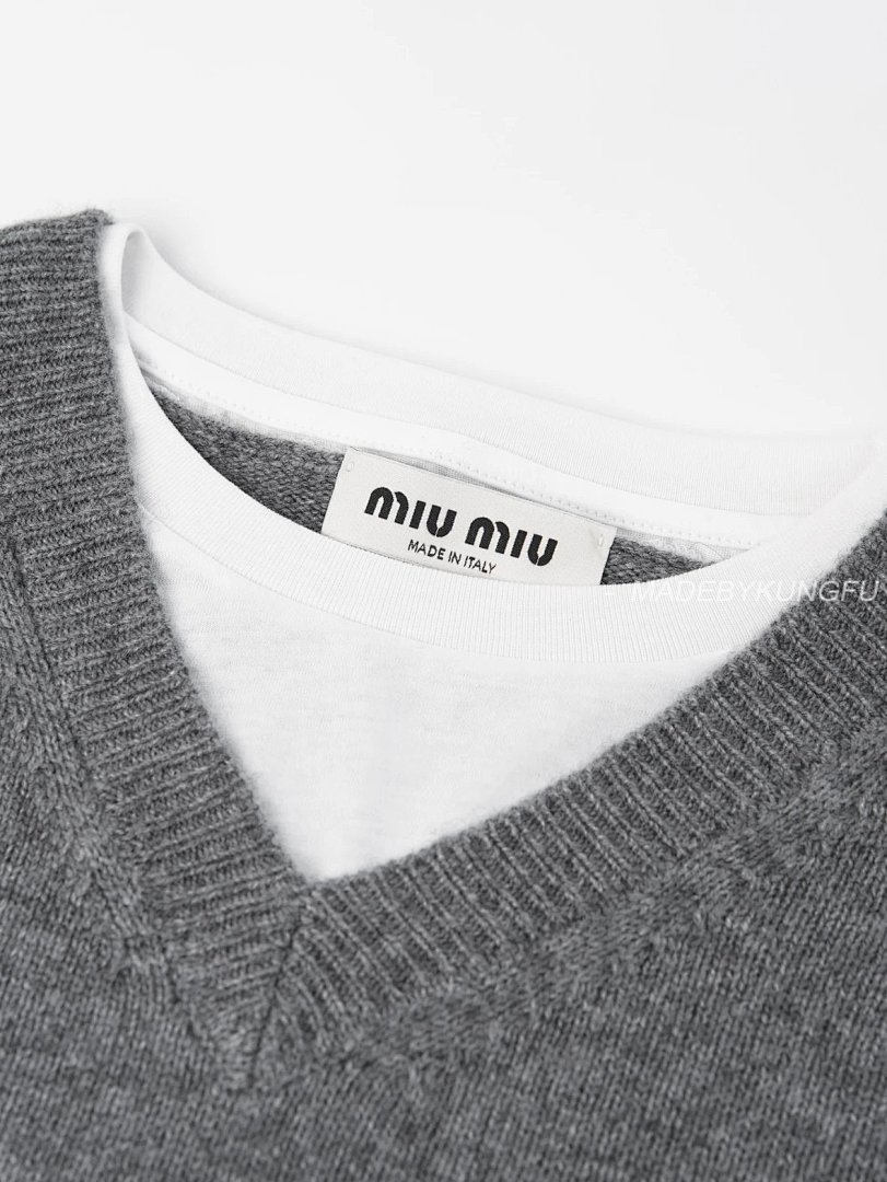 【A+ Item ID 8264 M1UM1U Miu FW25 Contrasting _Cashmere Mixed Yarn_ V-Neck Knitted S - Image 11