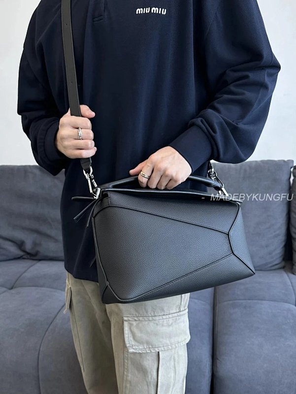 【A+ 【A+ Item ID 8494 L0EWE Roewe Classic Buzz Anagram Leather Embossed Crossbody Bag Detach, photo 1