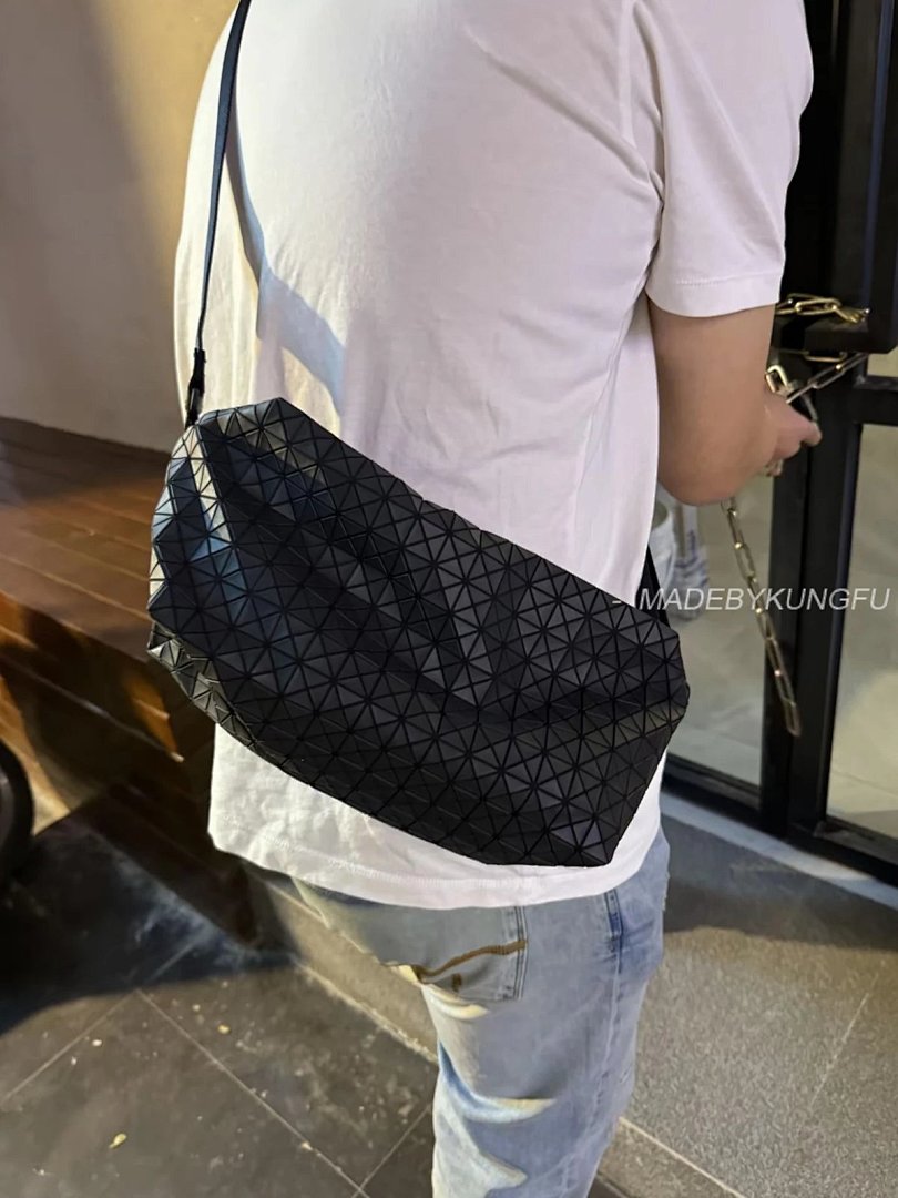 【A+ Item ID 8490 Issey-M1Yaki- Issey Miyake -Kuro-Saddle-PVC Diamond Camera Bag (Matte) - Image 37