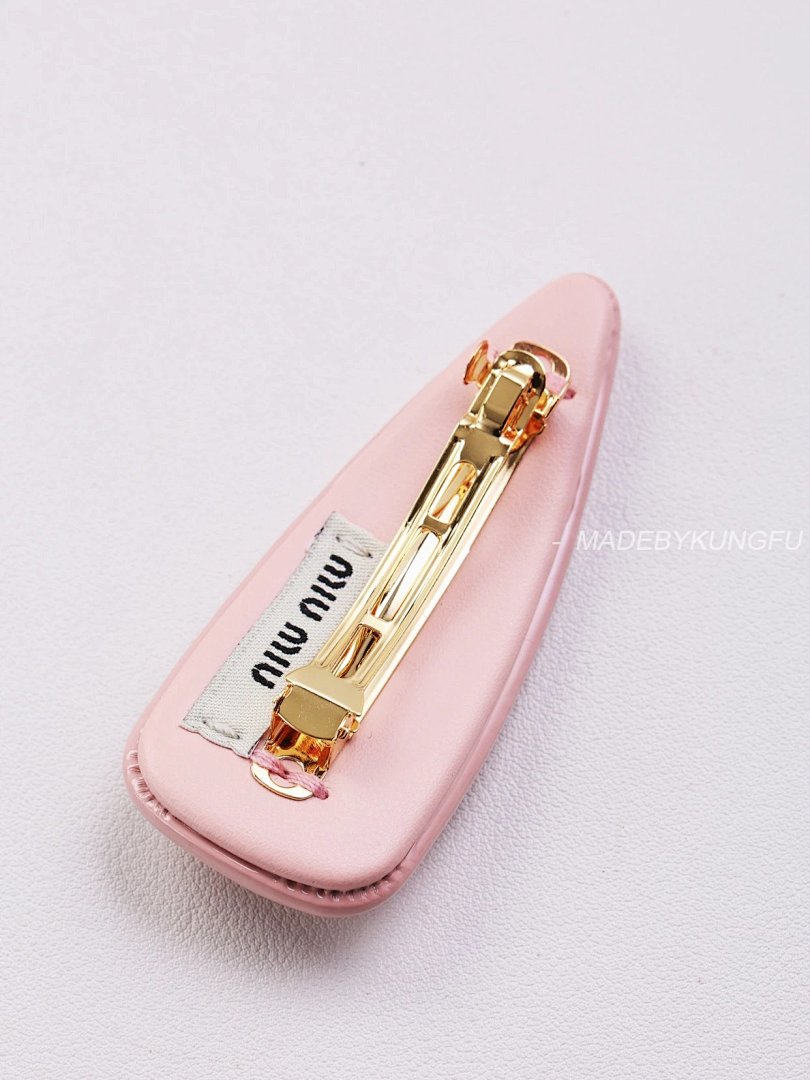 【A+ Item ID 8381 M1U-M1U- Miu -2023FW- Pink Patent Leather Hairpin (Gold Hardware) - Image 10