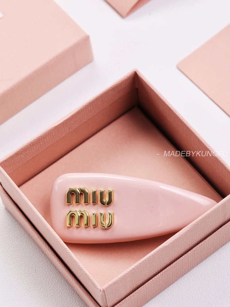 【A+ Item ID 8381 M1U-M1U- Miu -2023FW- Pink Patent Leather Hairpin (Gold Hardware) - Image 13