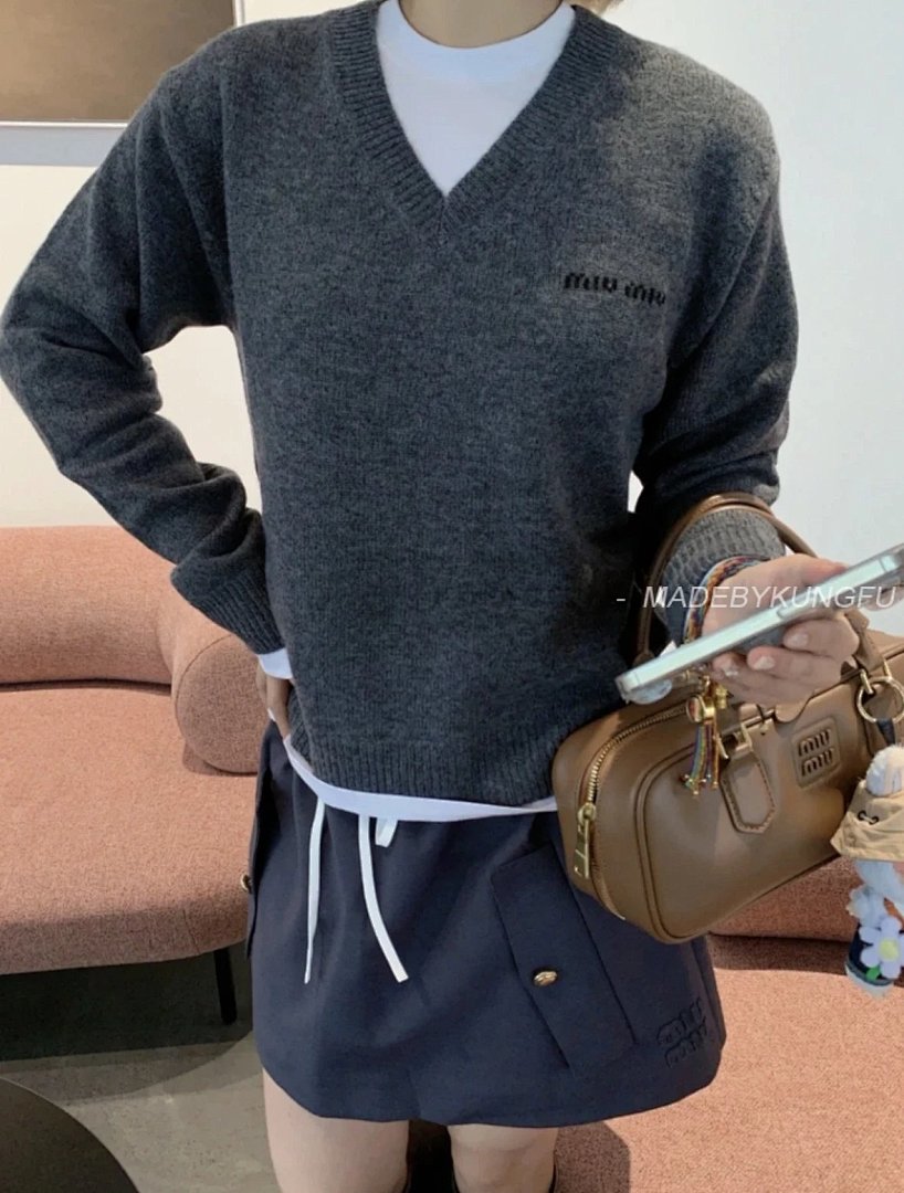 【A+ Item ID 8264 M1UM1U Miu FW25 Contrasting _Cashmere Mixed Yarn_ V-Neck Knitted S - Image 28