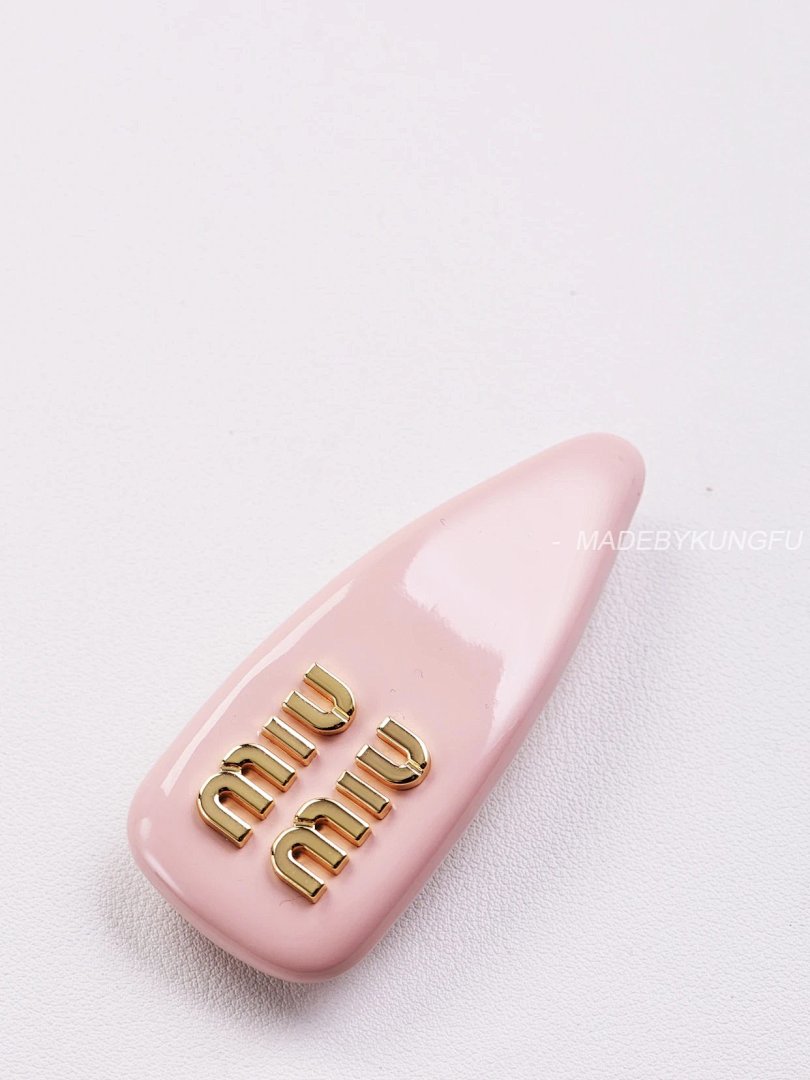 【A+ Item ID 8381 M1U-M1U- Miu -2023FW- Pink Patent Leather Hairpin (Gold Hardware) - Image 11