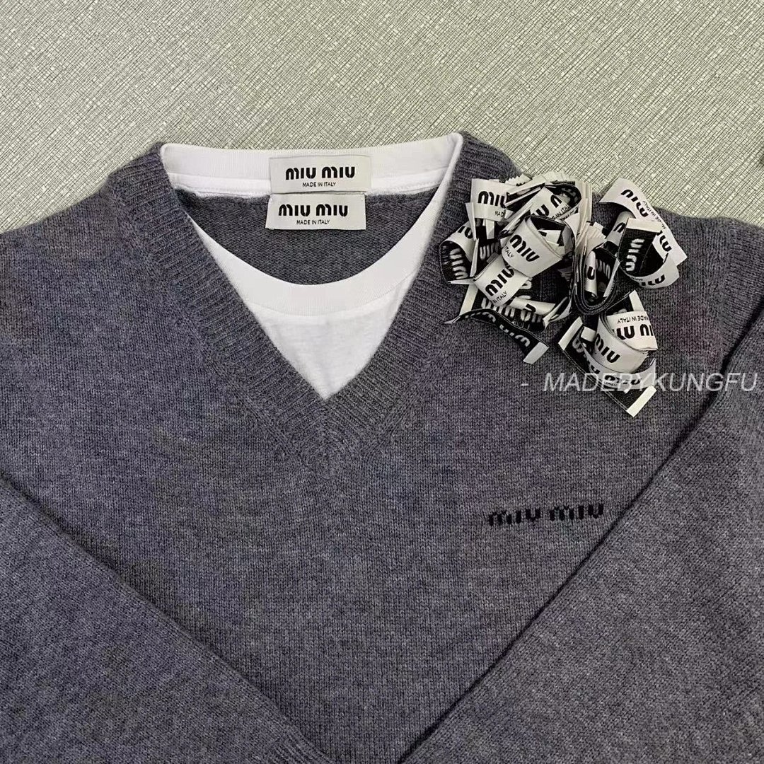 【A+ Item ID 8264 M1UM1U Miu FW25 Contrasting _Cashmere Mixed Yarn_ V-Neck Knitted S - Image 31