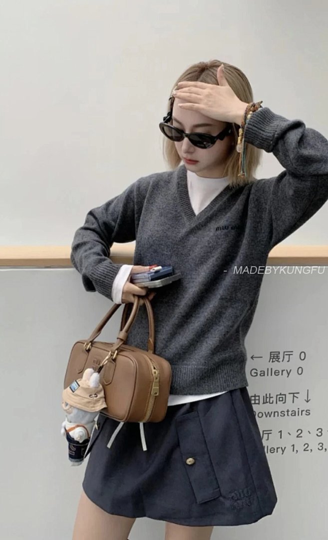 【A+ Item ID 8264 M1UM1U Miu FW25 Contrasting _Cashmere Mixed Yarn_ V-Neck Knitted S - Image 24