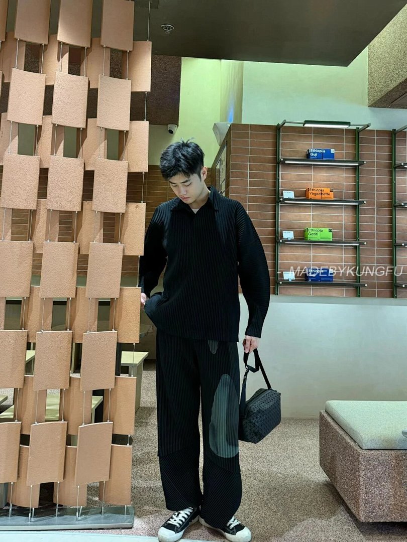 【A+ Item ID 8490 Issey-M1Yaki- Issey Miyake -Kuro-Saddle-PVC Diamond Camera Bag (Matte) - Image 30
