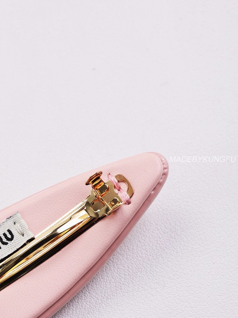 【A+ Item ID 8381 M1U-M1U- Miu -2023FW- Pink Patent Leather Hairpin (Gold Hardware) - Image 6