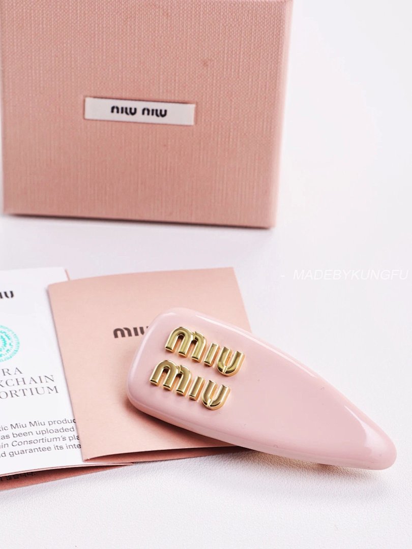 【A+ Item ID 8381 M1U-M1U- Miu -2023FW- Pink Patent Leather Hairpin (Gold Hardware) - Image 12