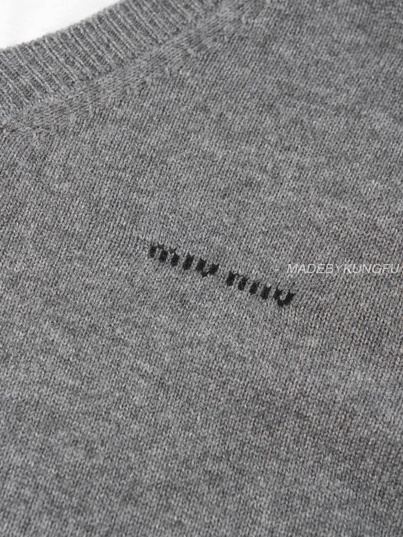 【A+ Item ID 8264 M1UM1U Miu FW25 Contrasting _Cashmere Mixed Yarn_ V-Neck Knitted S - Image 9