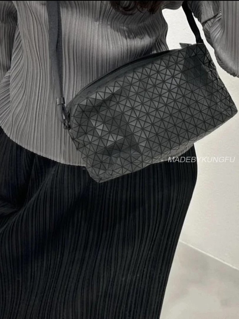 【A+ Item ID 8490 Issey-M1Yaki- Issey Miyake -Kuro-Saddle-PVC Diamond Camera Bag (Matte) - Image 2