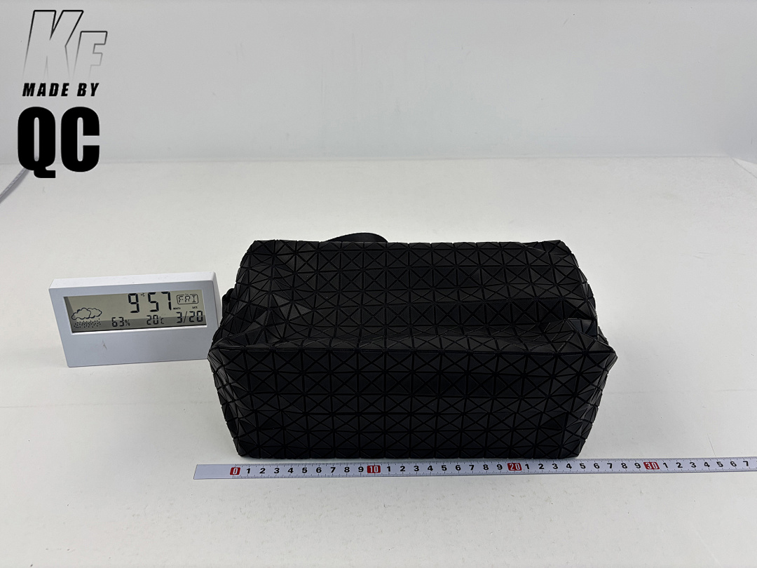【A+ Item ID 8490 Issey-M1Yaki- Issey Miyake -Kuro-Saddle-PVC Diamond Camera Bag (Matte) - Image 48