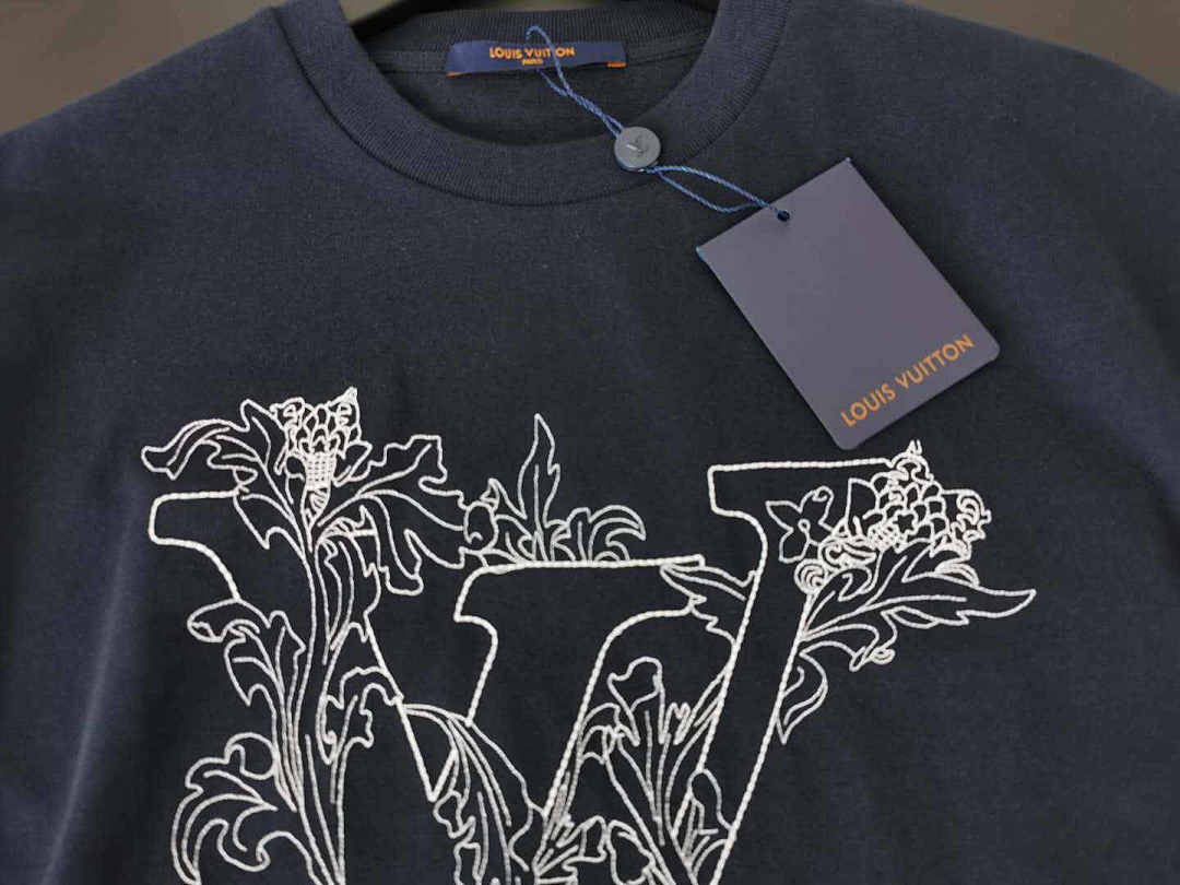 Other VV EMBROIDERED FLOWER T-SHIRT —— - Image 17