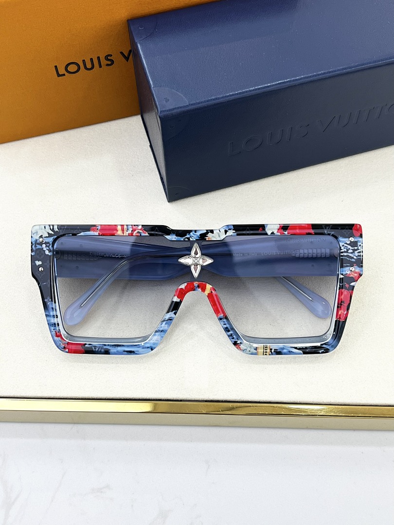 Other LOUIS VUITTONSIZE:Z1558W Z2031ESIZE: