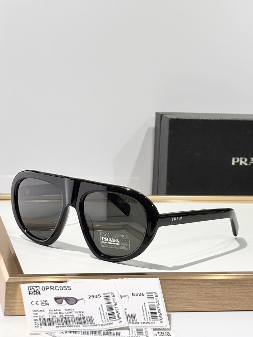 Prada Oversized PradMod :SPR C05Size :57 18-135Originial qualityThe Same Style As Kendall Jenner