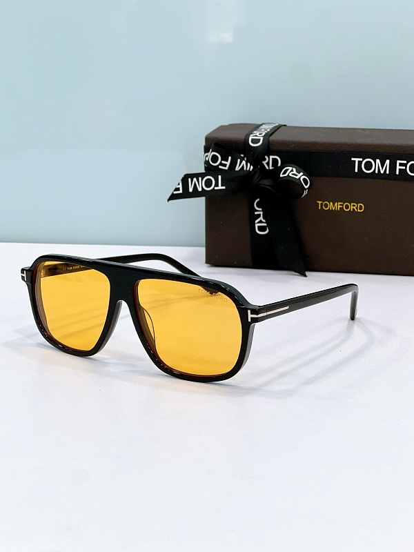 TOM FORDModelFT1208.61, photo 1