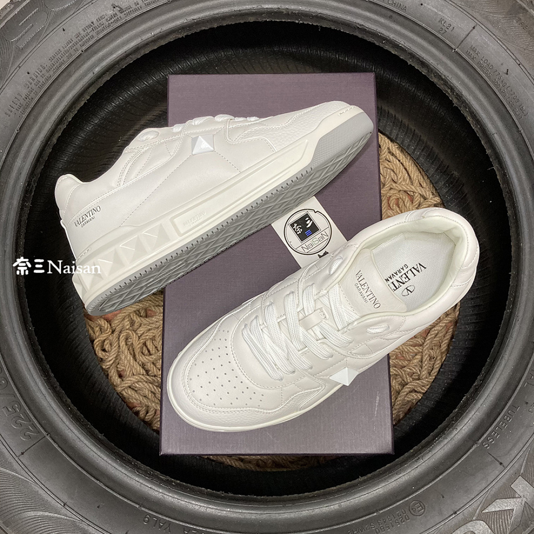 On Running ONE STUD LOW-TOP - Image 2