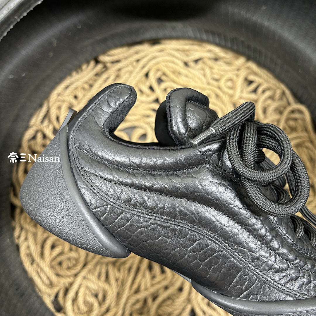On Running Flexion Sneaker In (Black) - Image 13