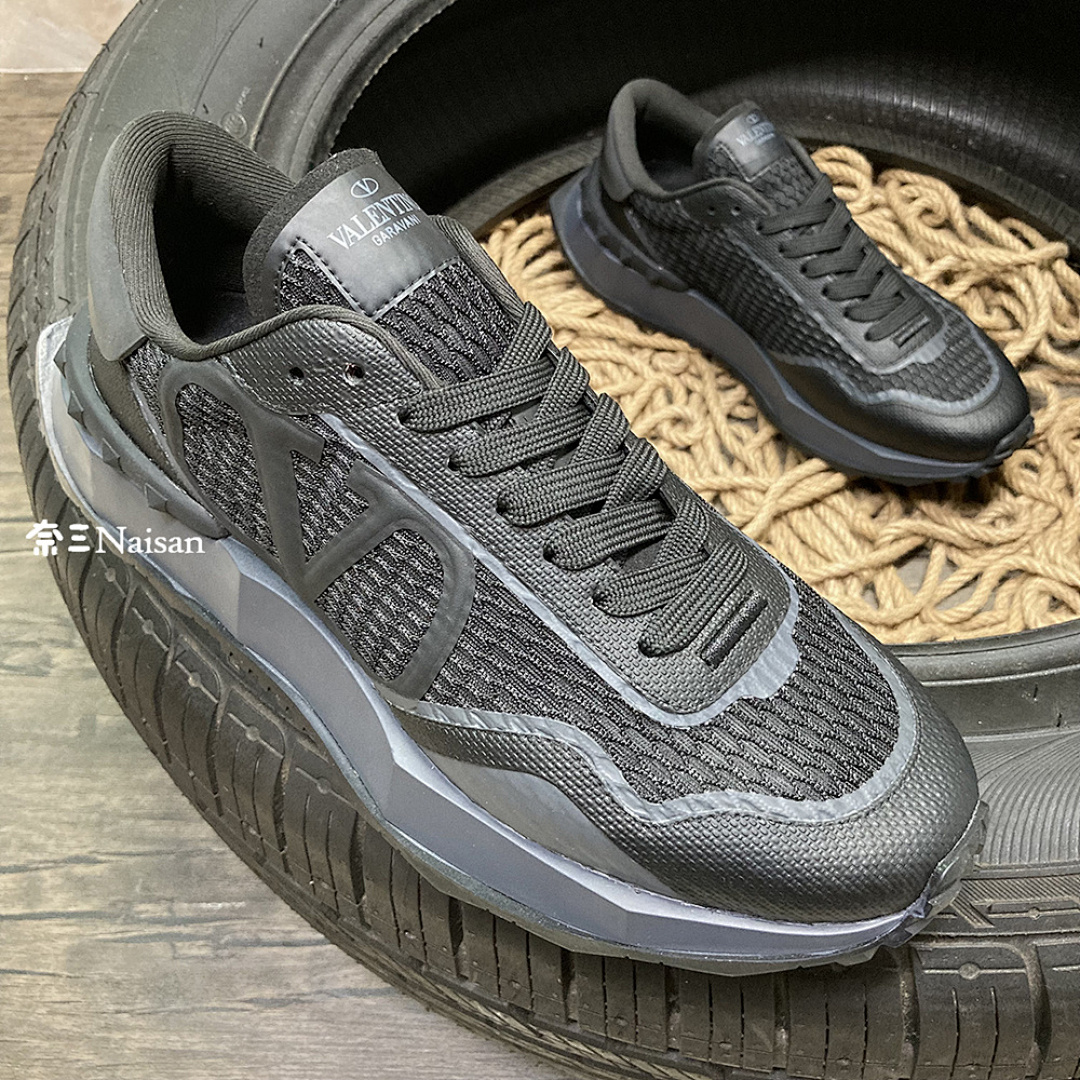 ▶ Valentino Sneakers