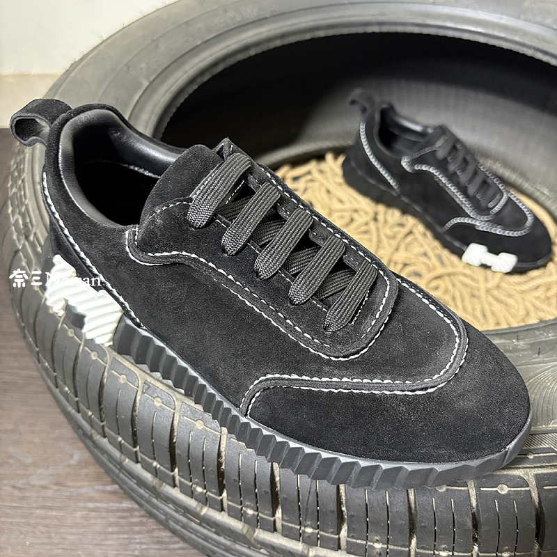 ▶ Bouncing Sneaker, photo 1