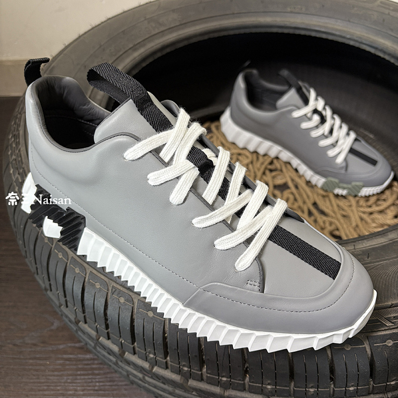 ▶ Bouncing Sneaker, photo 1