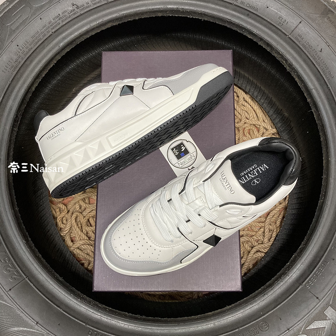 On Running ONE STUD LOW-TOP - Image 2