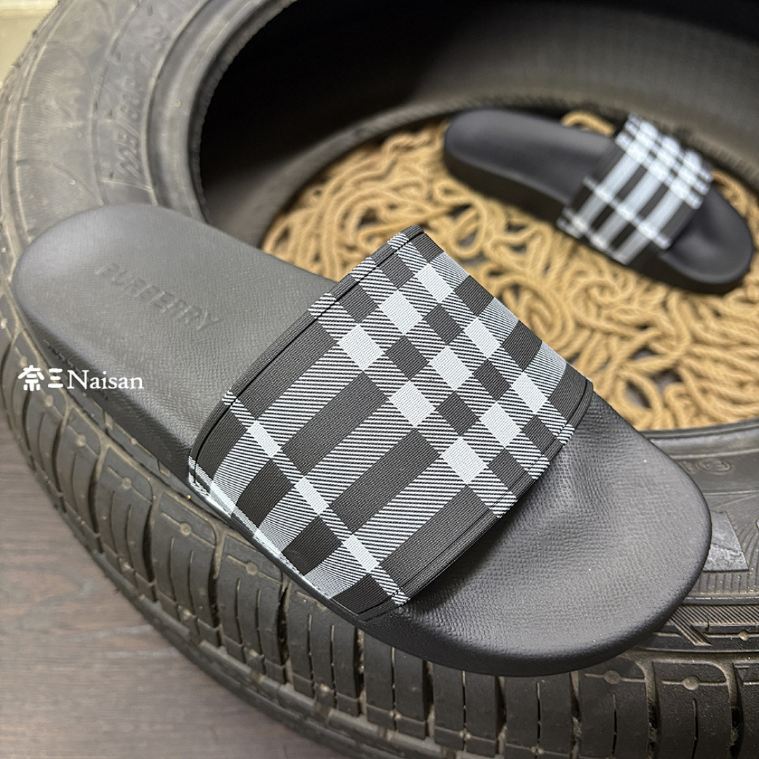 ▶ Burberry Slides, photo 1
