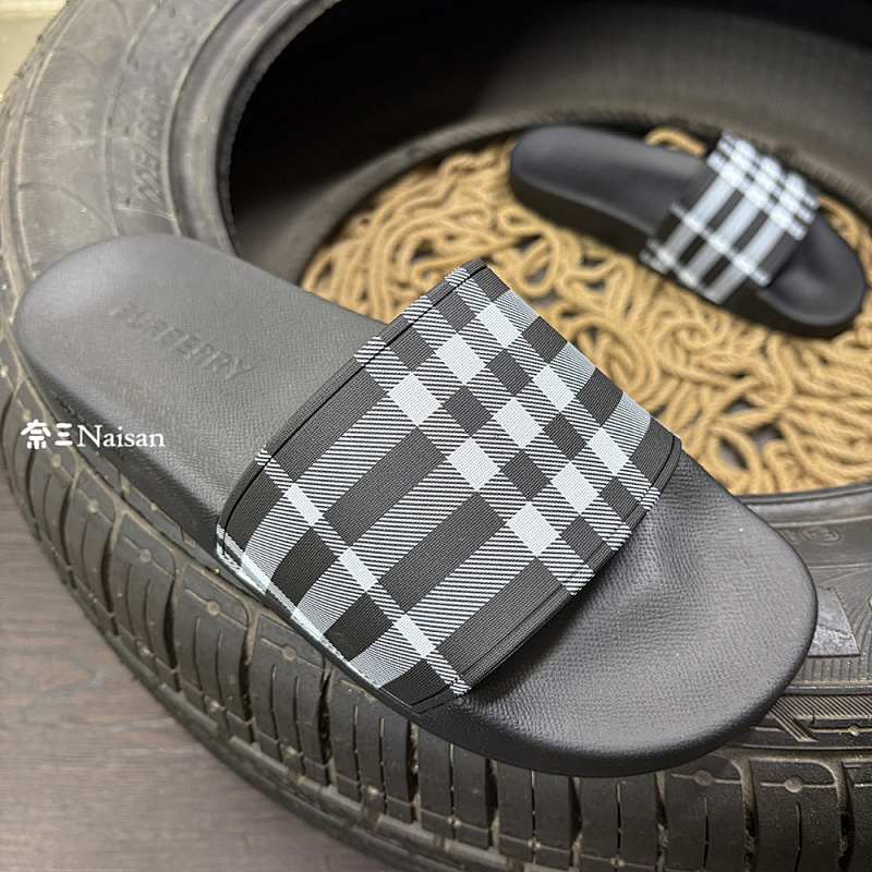 ▶ Burberry Slides, photo 1