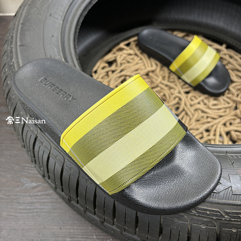 ▶ Burberry Slides, photo 1