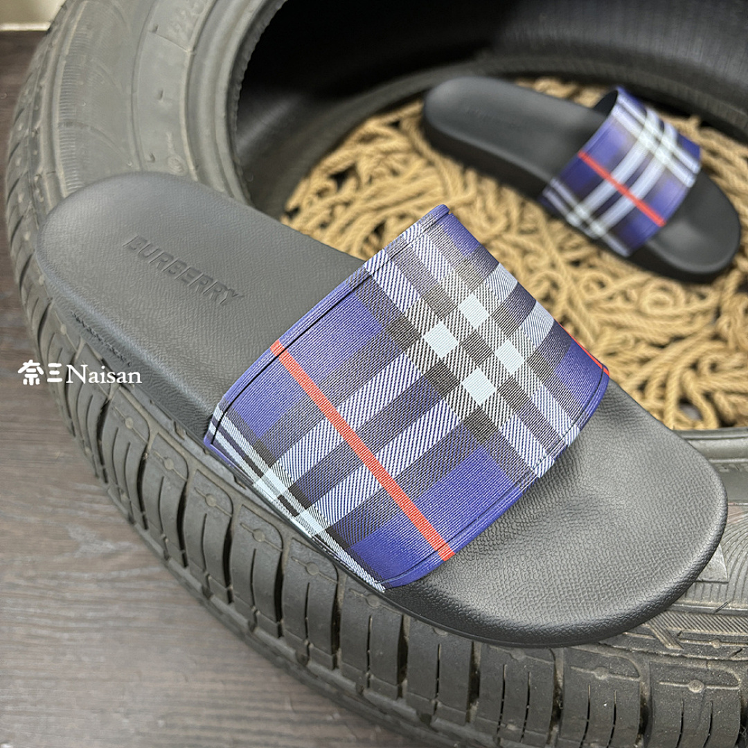 ▶ Burberry Slides, photo 1