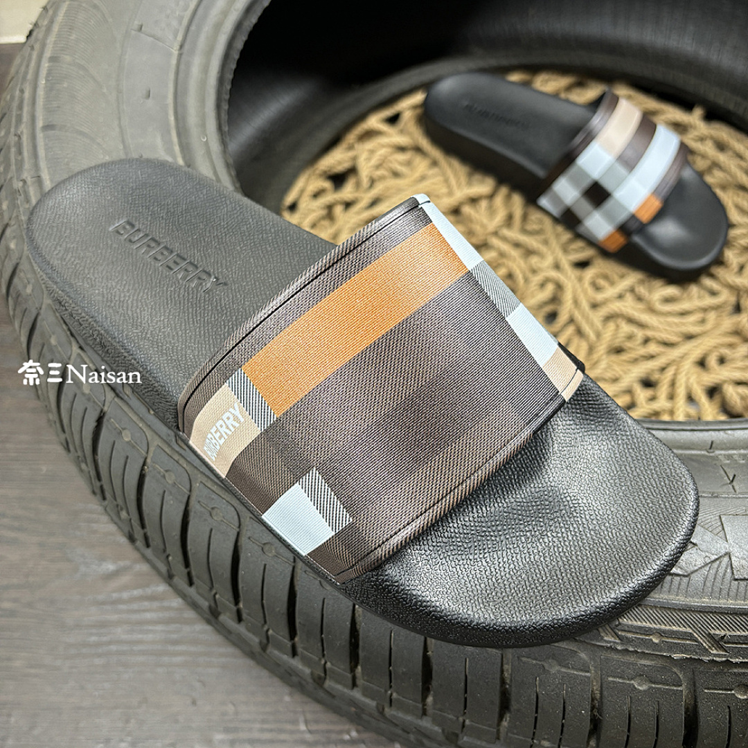 ▶ Burberry Slides, photo 1