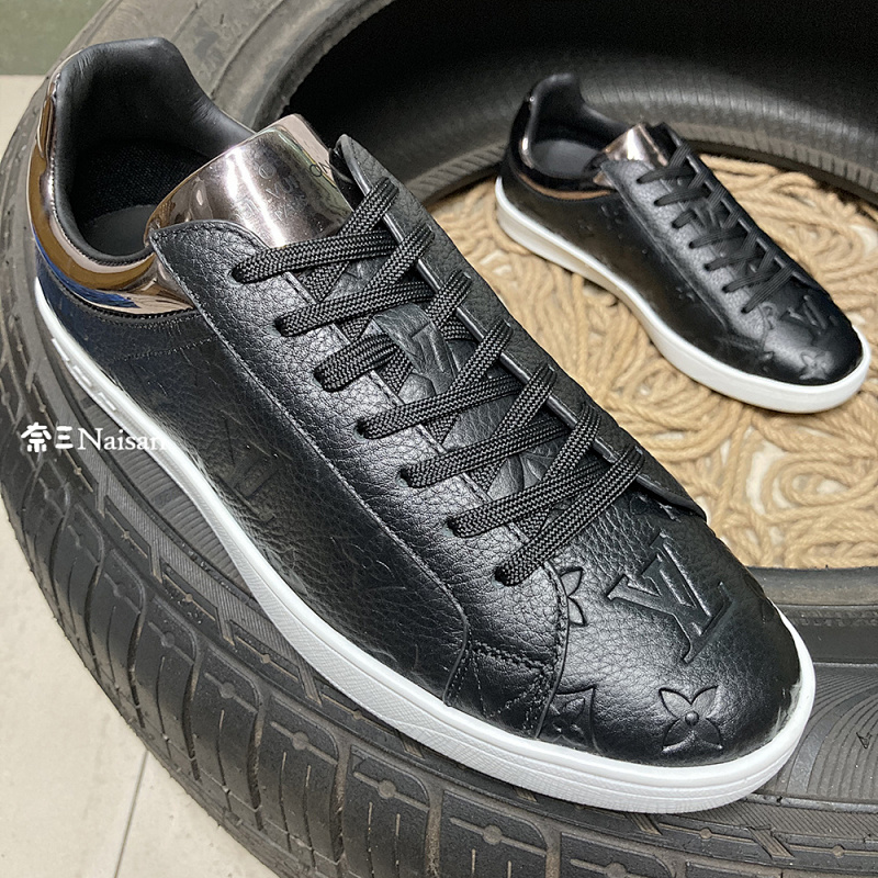 ▶ LUXEMBOURG Sneakers, photo 1