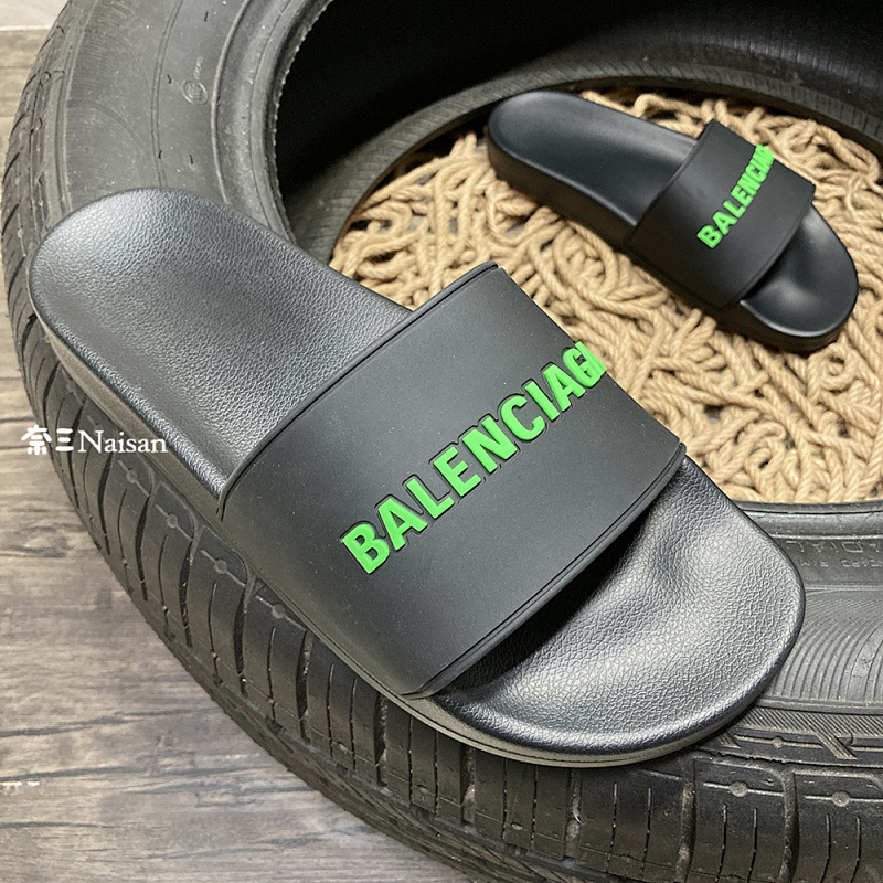 ▶ Slide With White 3D Logo, photo 1