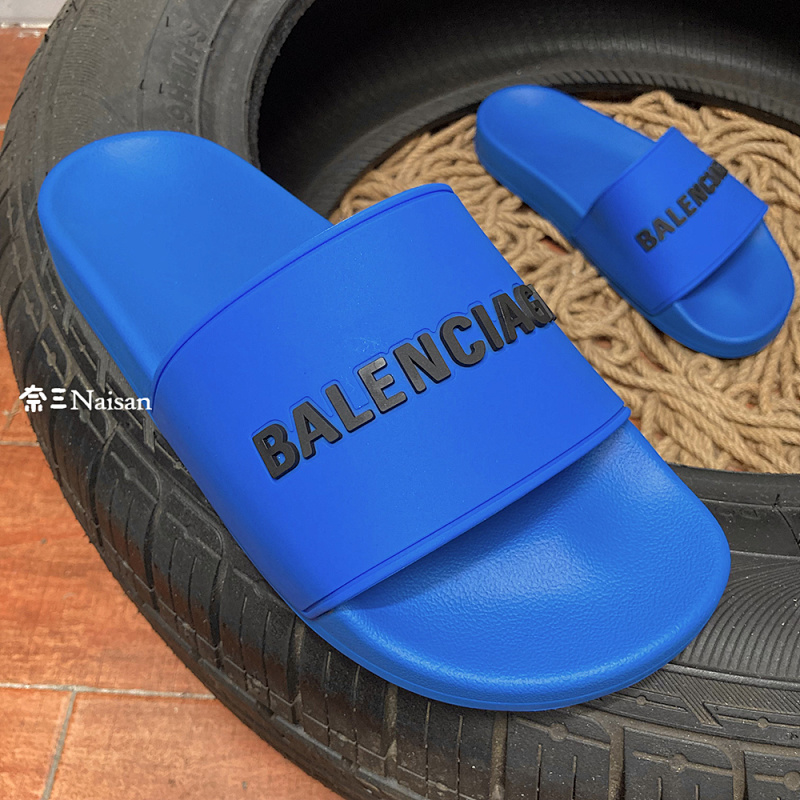 ▶ Slide With White 3D Logo, photo 1
