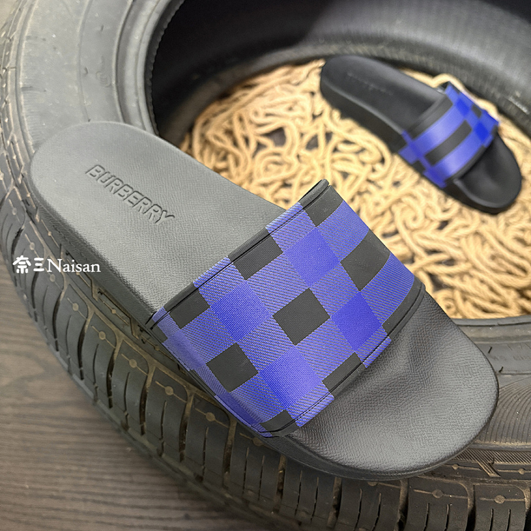 ▶ Burberry Slides, photo 1