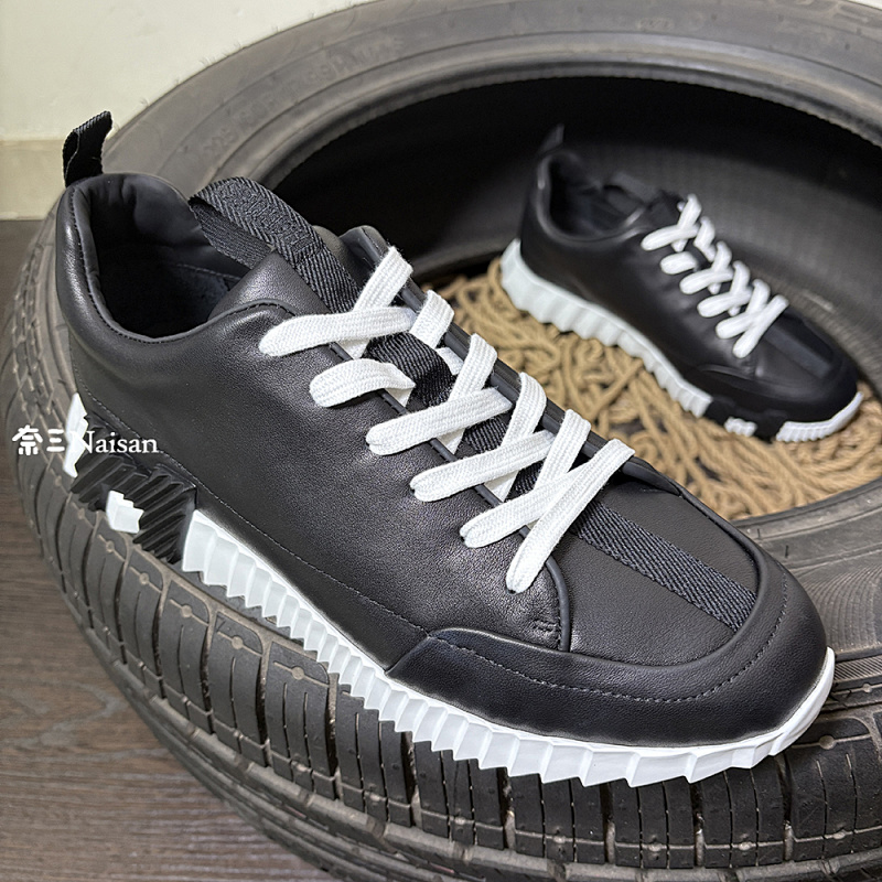 ▶ Bouncing Sneaker, photo 1