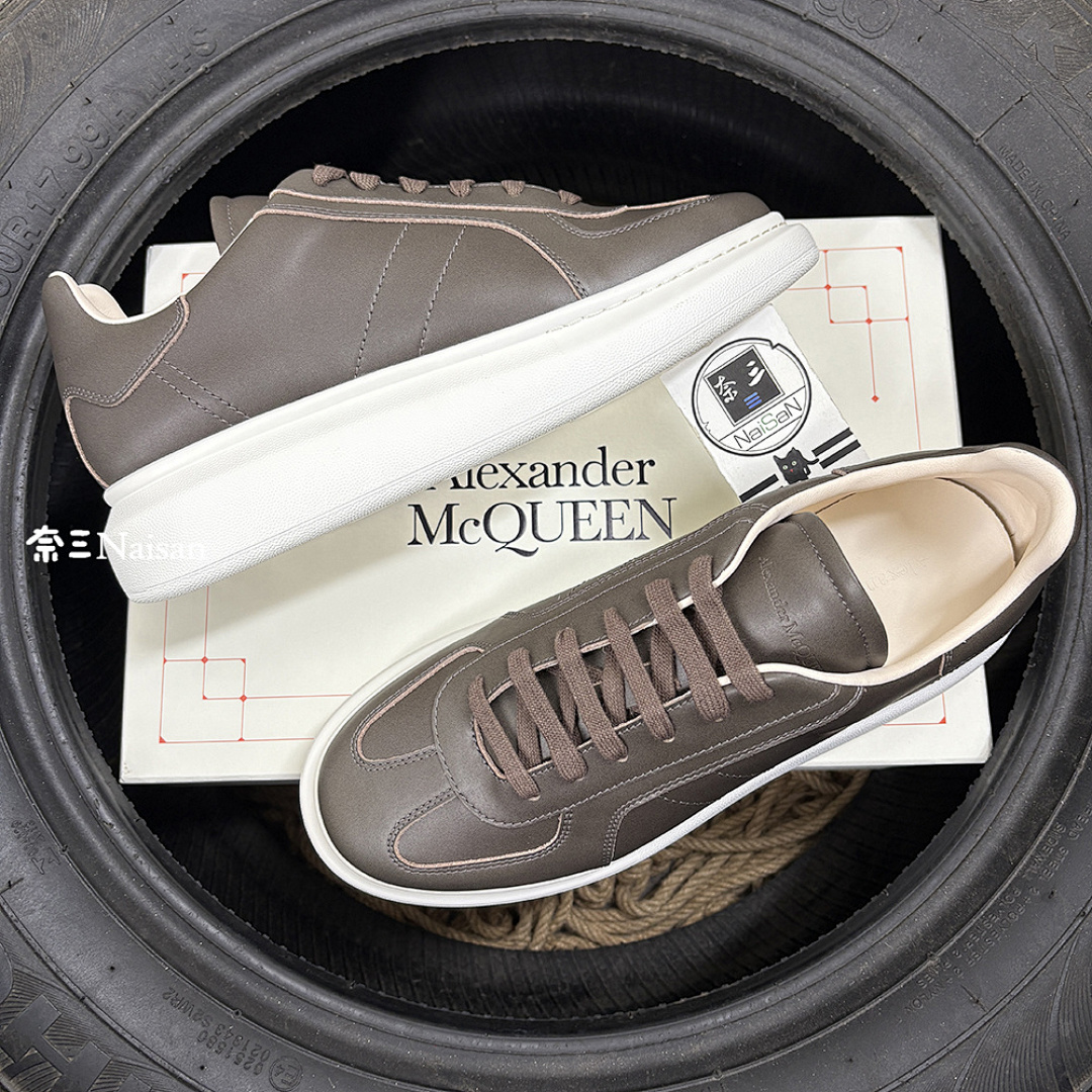 ▶ Alexander McQueen Retro Sneaker - Image 2
