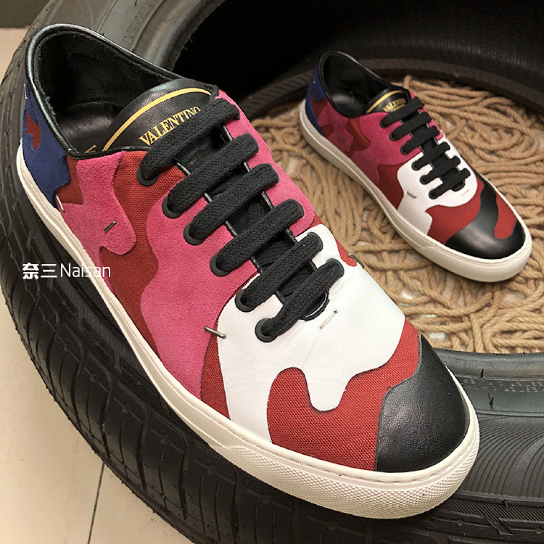 ▶ VT Sneakers
