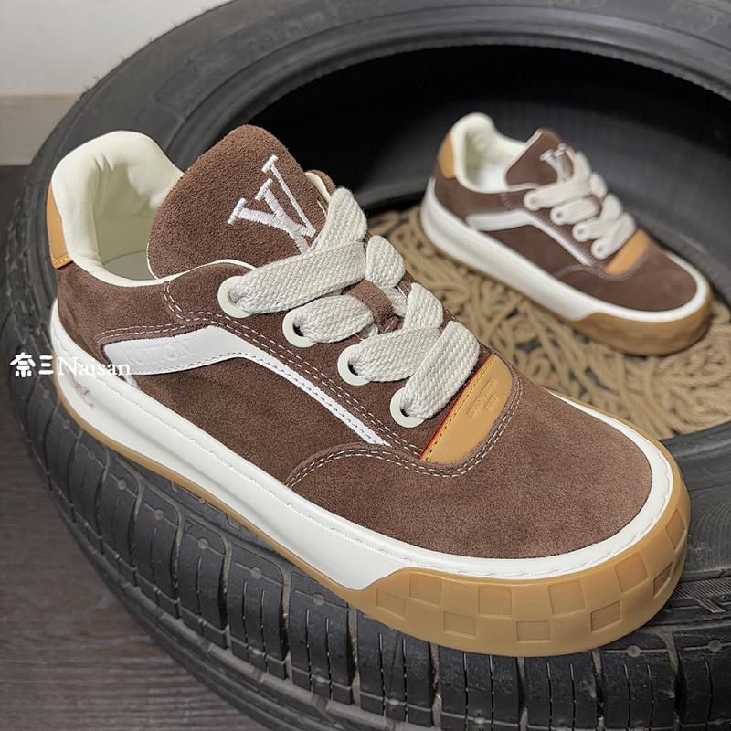 ▶ Tilted Trainers, photo 1