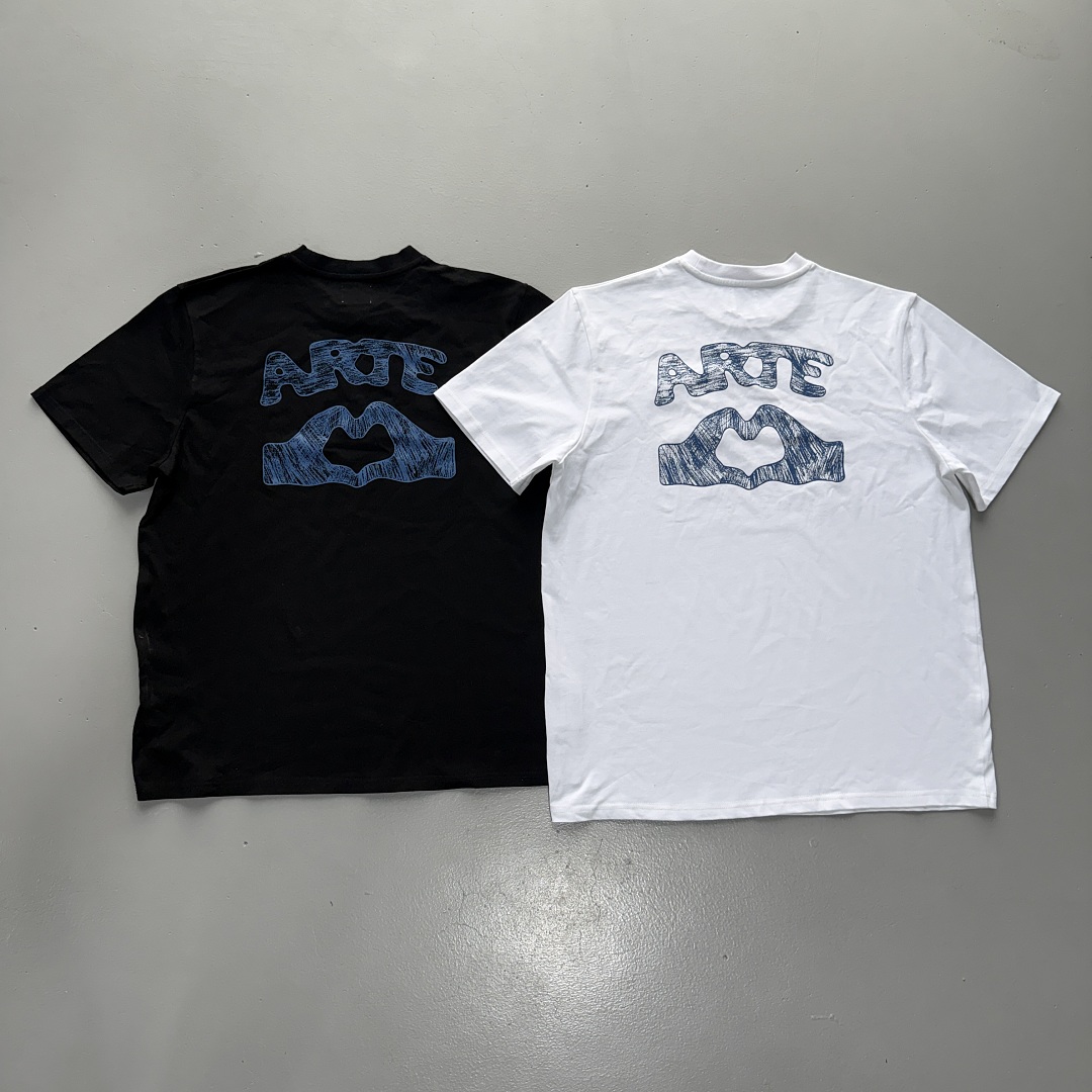 Arte Antwerp Diels Scribble Heart-Hands T-Shirt - Image 2