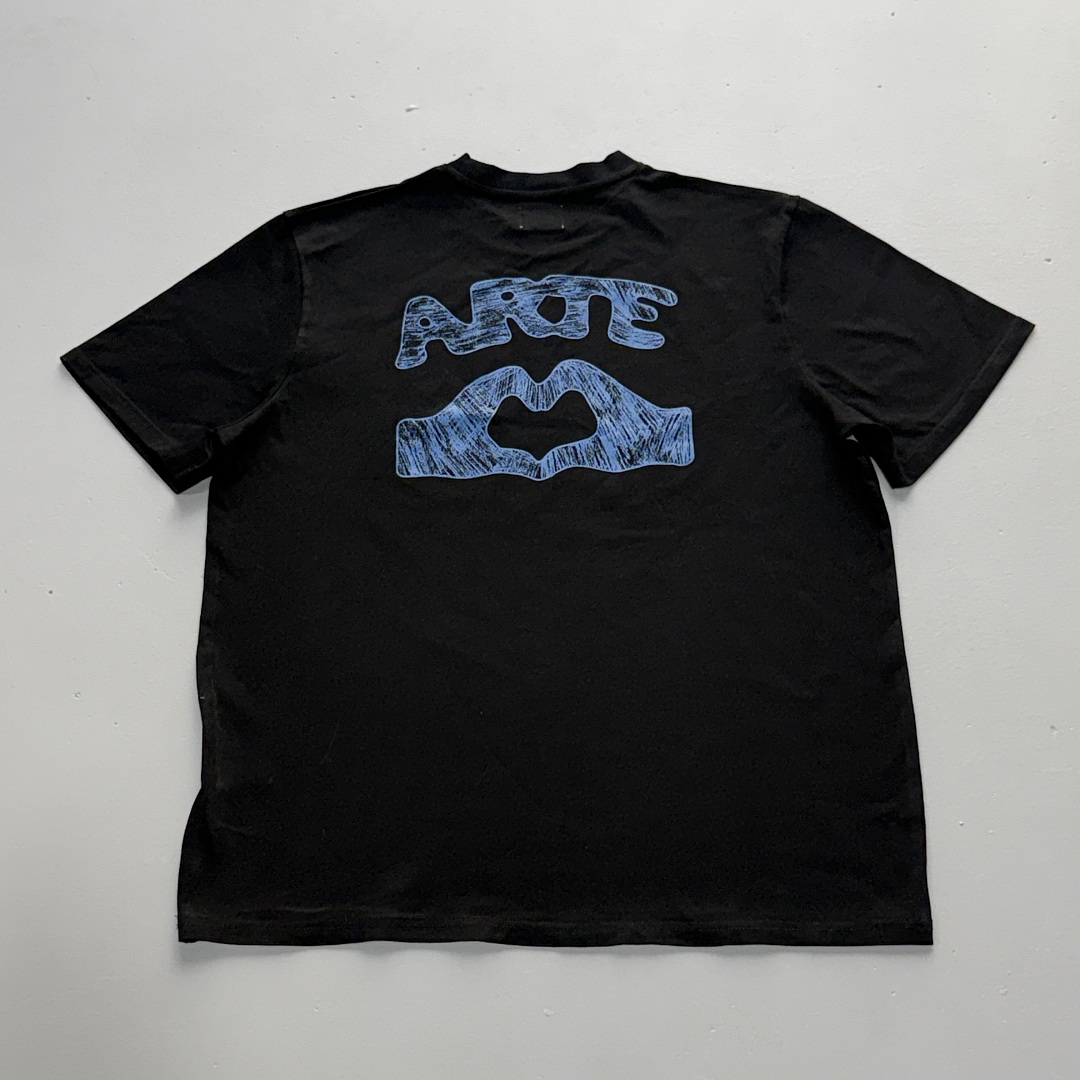 Arte Antwerp Diels Scribble Heart-Hands T-Shirt - Image 11