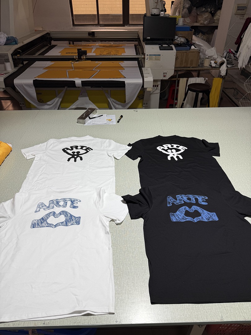 Arte Antwerp Diels Scribble Heart-Hands T-Shirt - Image 15