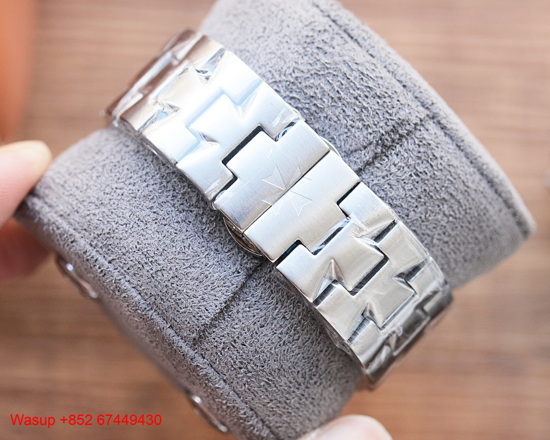 On Running Vacheron Constantin Overseas 47040 Stainless Steel White Dial - Image 3