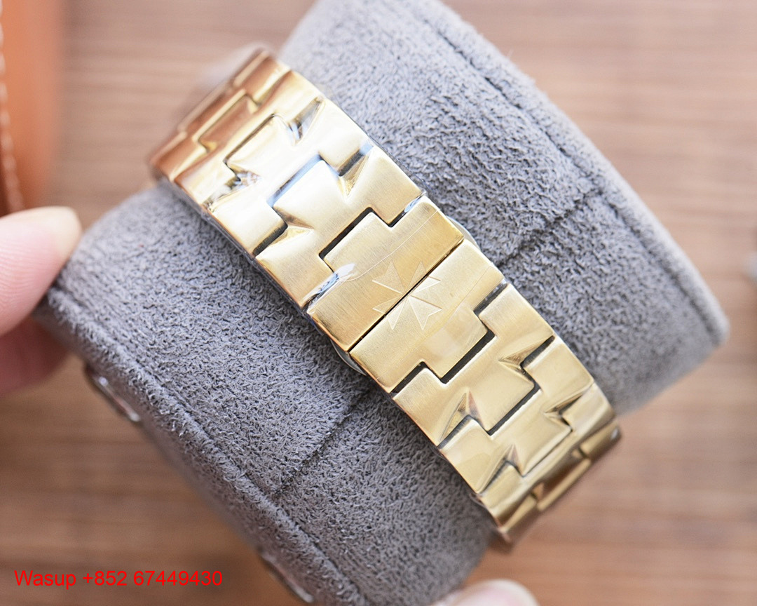 On Running Vacheron Constantin Overseas 4500V Gold Green Dial - Image 2