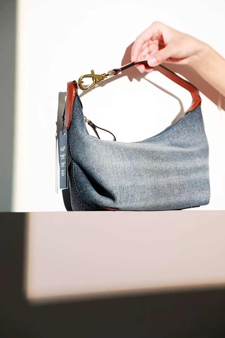 Other €32.2 ## Denim Lunch Box Bag V - Image 12