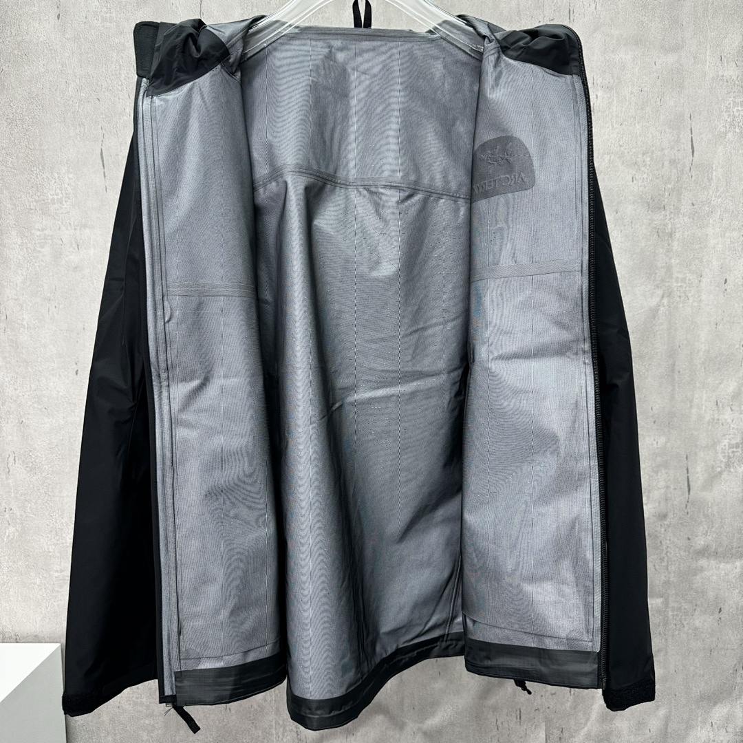 Arc'teryx Beta LT Jacket (Black) - Image 13