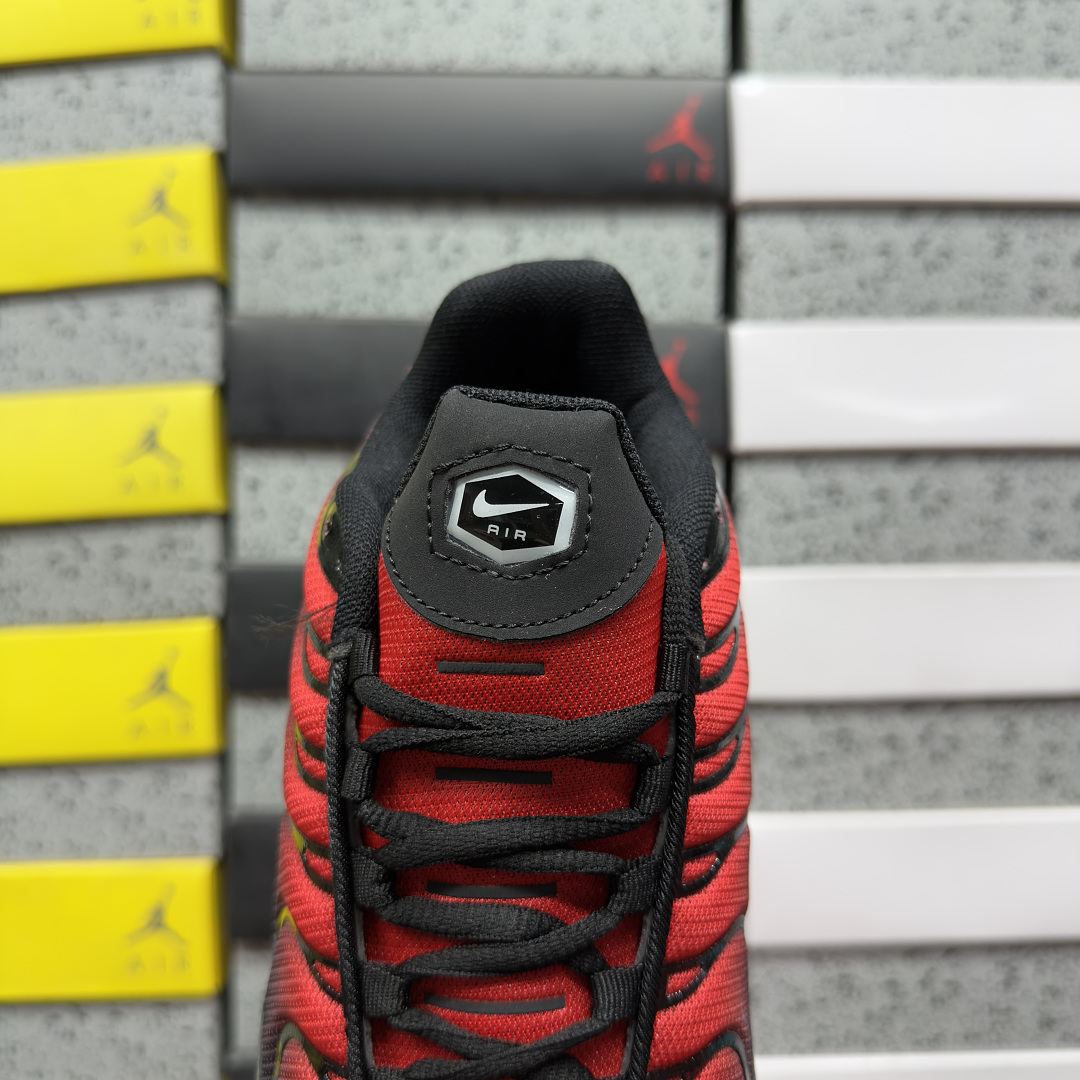 Nike Air Max Plus Deadpool - Image 5