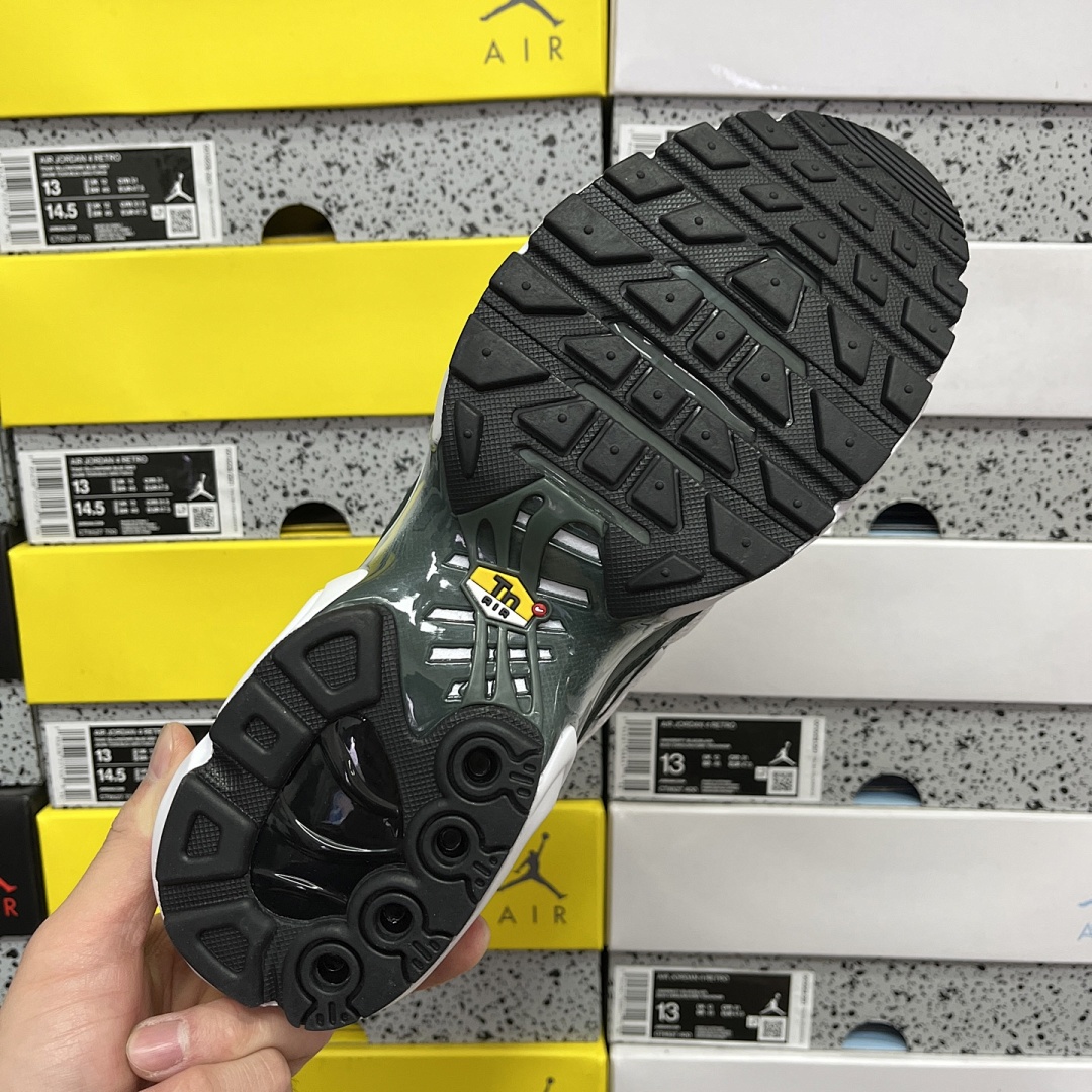 Nike Air Max Plus - Image 4