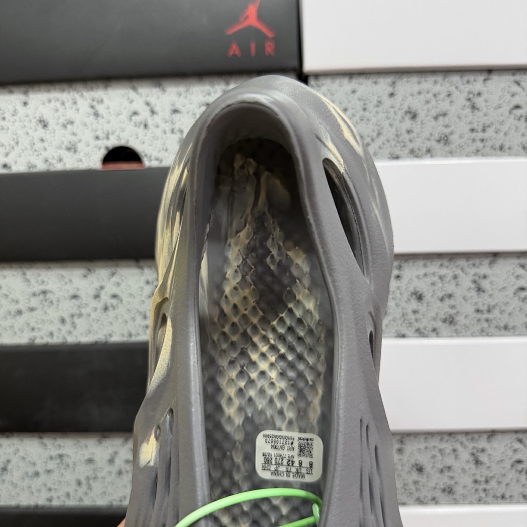 Adidas Slide/Foam Runner - Image 42