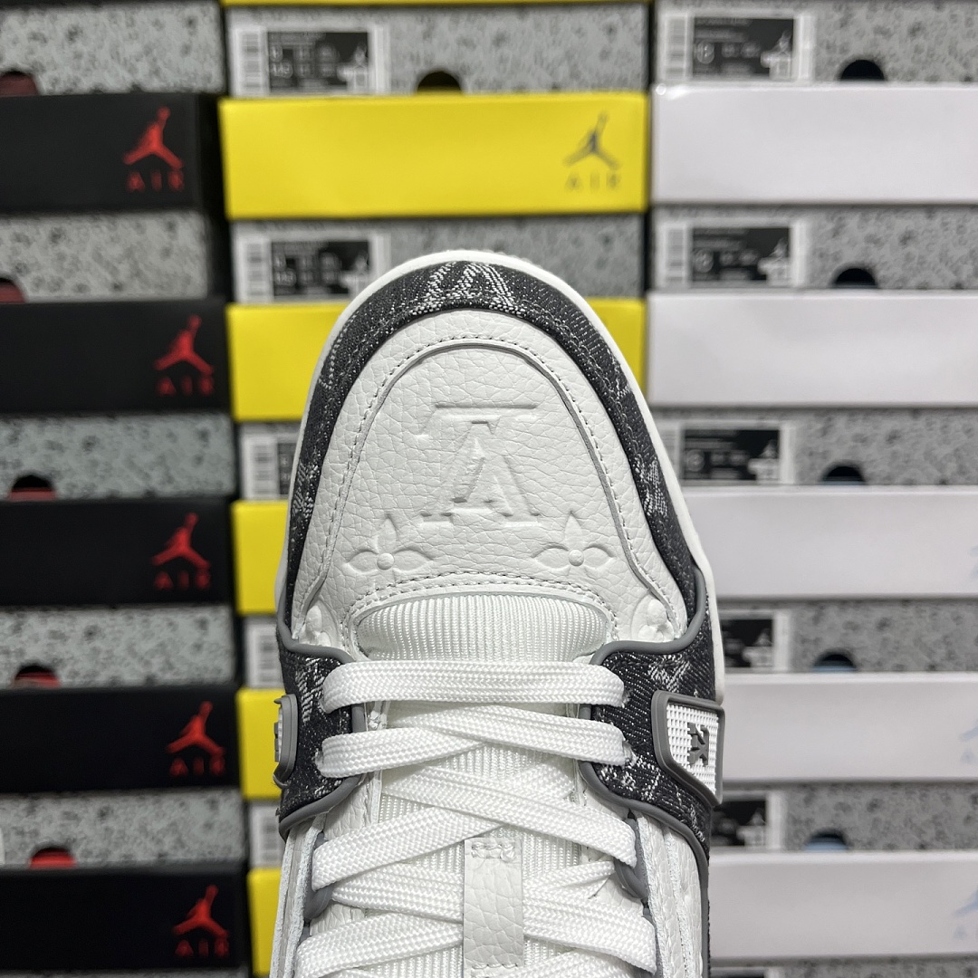 Louis Vuitton Trainer 1-02 - Image 4