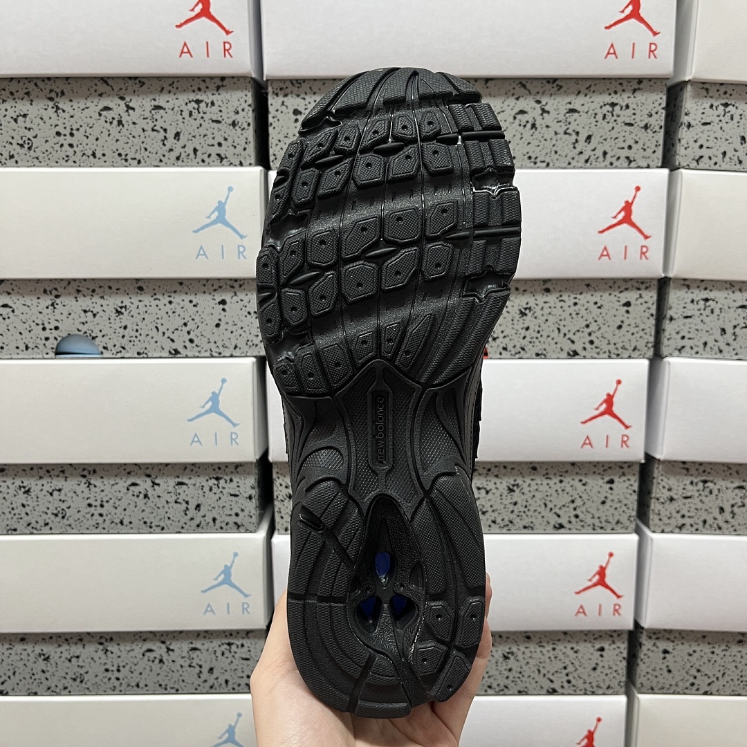 New Balance 740 (Triple Black) - Image 3